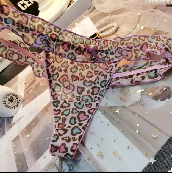 🆕 🔥  🔥Hello Kitty Silky Thongs - Picture 6 of 12